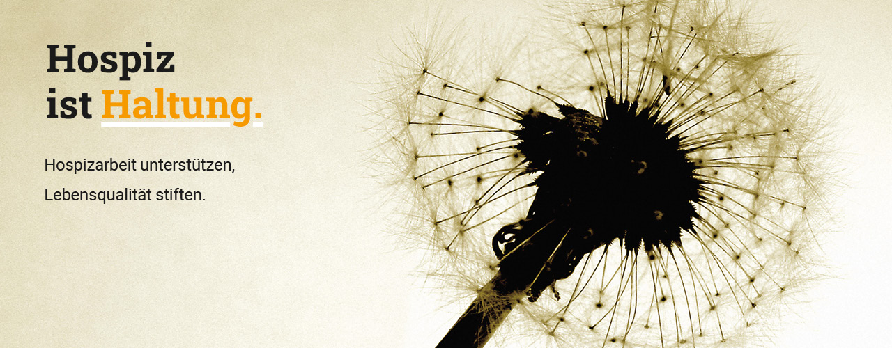 Eine einzelne Pusteblume steht in einem Glas. Das Bild ist in einem warmen Sepiaton gehalten. Dazu steht geschrieben: Hospiz ist Haltung. Hospizarbeit unterstützen, Lebensqualität stiften.