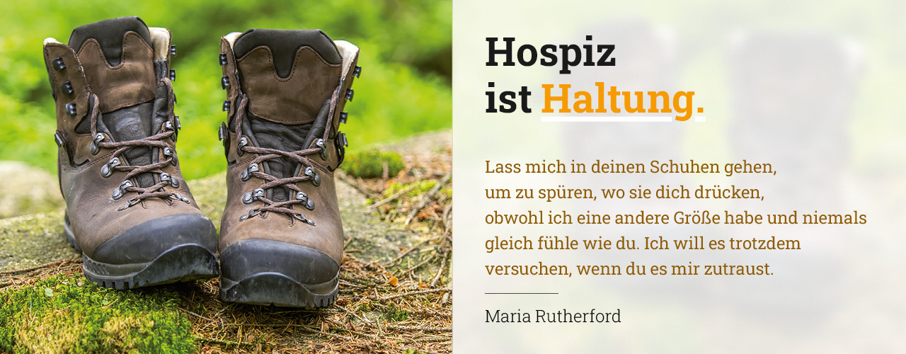 Ein Paar Wanderschuhe auf einem moosbewachsenem Stein. Daneben steht: Lass mich in deinen Schuhe gehen, um zu spüren, wo sie dich drücken, obwohl ich eine andere Größe habe und niemals gleich fühle wie du. Ich will es trotzdem versuchen, wenn du es mir zutraust. Ein Zitat von Maria Rutherford